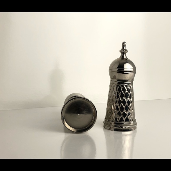 vintage salt and pepper shakers Metal Silver Tower - Picture 3 of 6
